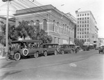 Buses of people behind the Hillsborough County Courthouse by Burgert Brothers