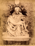 Basilica de S. Pietro in Vaticano - la Pietá (gruppo in marmo che Michelangelo scolpi a 24 anni)